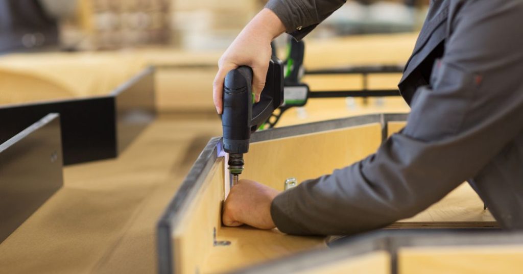 Como Montar Guarda-Roupa em Taboão da Serra: 5 Passos e Dicas capa montador de moveis em Taboão da Serra